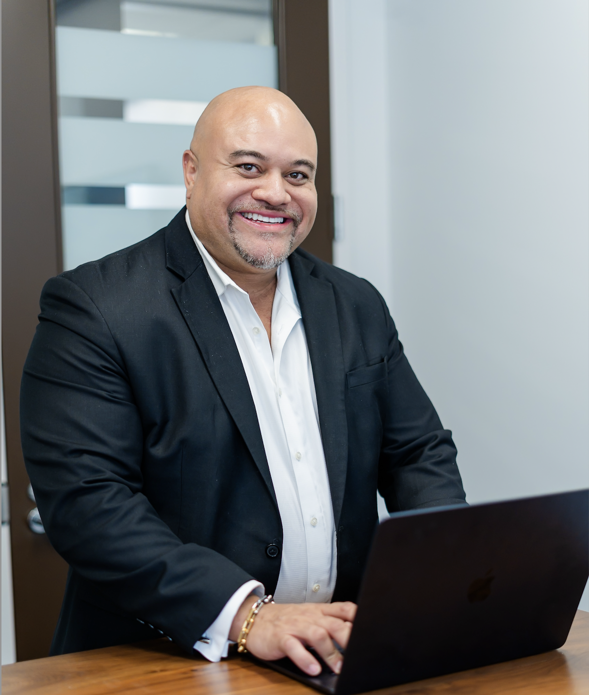 Elijah Desmond — Dental Pitch Brokerage Co-Founder, best dental broker in Florida with nationwide reach